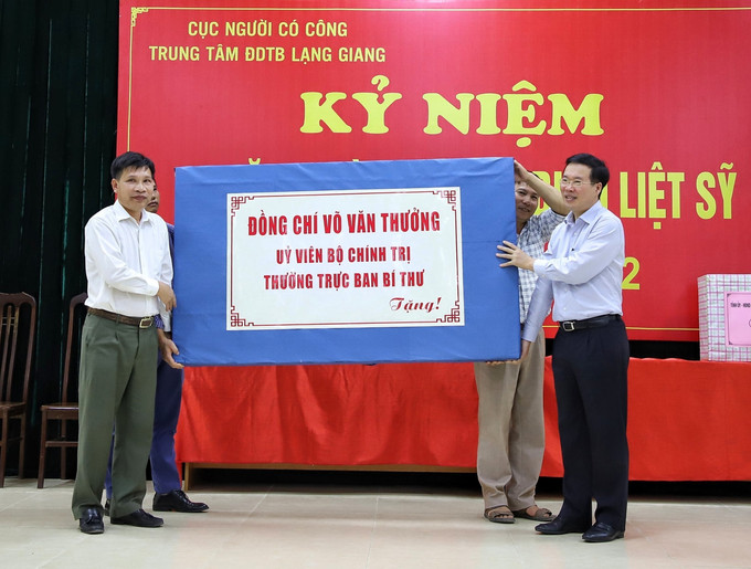 Đồng chí Võ Văn Thưởng tặng quà cho Trung tâm Điều dưỡng thương binh Lạng Giang. Ảnh: Danh Lam - TTXVN Thường trực Ban Bí thư Võ Văn Thưởng làm việc tại tỉnh Bắc Giang ảnh 1