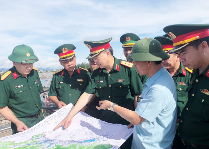 Đoàn công tác kiểm tra thực địa tình hình hoạt động của Khu neo đậu tránh trú bão cho tàu cá Cừa Phú, xã Bảo Ninh, thành phố Đồng Hới (Quảng Bình). Ảnh: TTXVN phát Quảng Bình chủ động ứng phó hiệu quả với thiên tai ảnh 2
