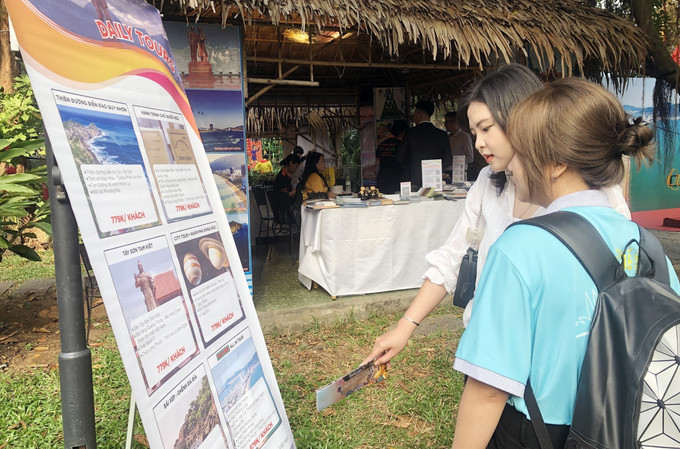 Gian hàng quảng bá, tiếp thị sản phẩm tour du lịch Bình Định và Thành phố Hồ Chí Minh trong khuôn khổ hội nghị thu hút sự quan tâm của khách tham quan. Ảnh: Mỹ Phương - TTXVN Bình Định quảng bá, xúc tiến du lịch tại Thành phố Hồ Chí Minh ảnh 2