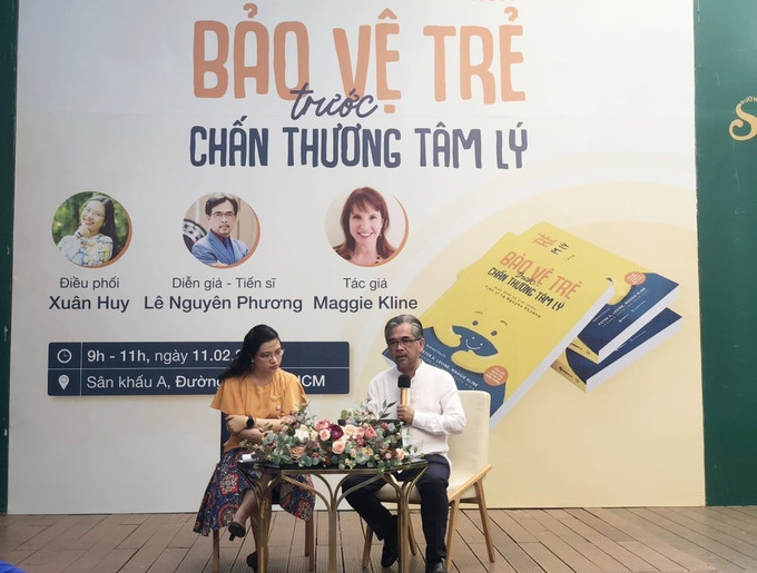 Tiến sĩ Lê Nguyên Phương, người hiệu đính cuốn sách, chia sẻ về vấn đề chấn thương tâm lý ở trẻ. Ảnh: Thu Hoài - TTXVN Cung cấp kiến thức bổ ích bảo vệ trẻ trước chấn thương tâm lý ảnh 1