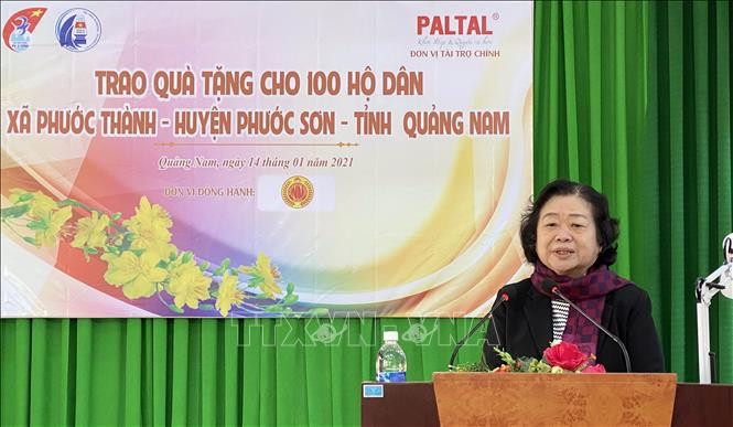 Bà Trương Mỹ Hoa, nguyên Bí thư Trung ương Đảng, nguyên Phó Chủ tịch nước; Chủ tịch Quỹ học bổng Vừ A Dính phát biểu tại buổi tặng quà. Ảnh: Trần Tĩnh - TTXVN Tặng quà cho đồng bào miền núi ở Quảng Nam bị thiệt hại do bão lũ ảnh 2
