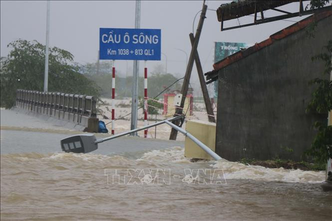Mưa gập ngập cục bộ ở một số điểm trên Quốc lộ 1A, đoạn qua tỉnh Quảng Ngãi. Ảnh: Sỹ Thắng – TTXVN Mưa lũ gây nhiều thiệt hại tại khu vực miền Trung ảnh 1
