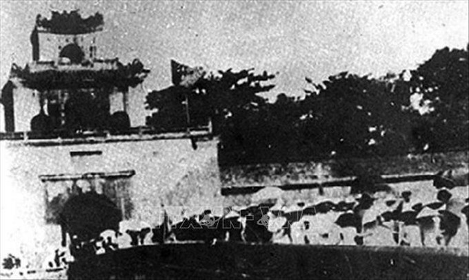 Nhân dân Thừa Thiên - Huế tham gia giành chính quyền và kéo vào cửa Thượng Tứ ngày 23/8/1945, ngày cách mạng thắng lợi tại Huế. Ảnh: Tư liệu/TTXVN phát Cách mạng Tháng 8 trên đất Cố đô Huế ảnh 1
