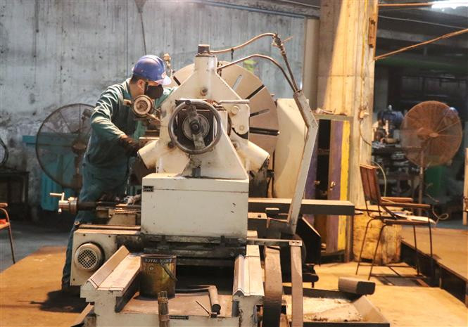 Công nhân Công ty cổ phần Gang thép Thái Nguyên bảo dưỡng thiết bị cán thép. Ảnh: Hoàng Nguyên - TTXVN Gang thép Thái Nguyên đa dạng sản phẩm thép đáp ứng nhu cầu thị trường ảnh 4