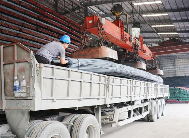 Xuất kho thép thành phẩm phục vụ thị trường. Ảnh: Hoàng Nguyên - TTXVN Gang thép Thái Nguyên đa dạng sản phẩm thép đáp ứng nhu cầu thị trường ảnh 3