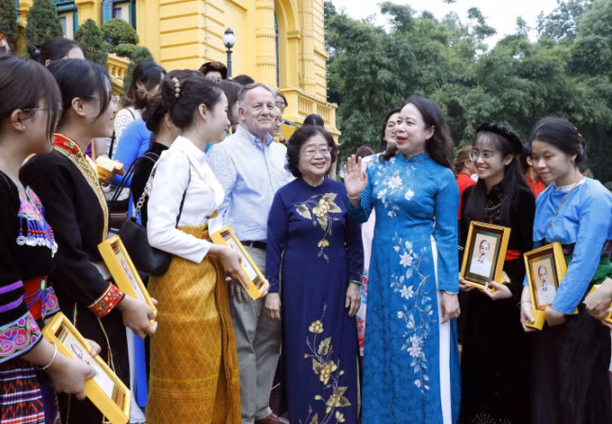 Phó Chủ tịch nước Võ Thị Ánh Xuân gặp mặt các nữ sinh dân tộc thiểu số được nhận học bổng Vừ A Dính ảnh 7