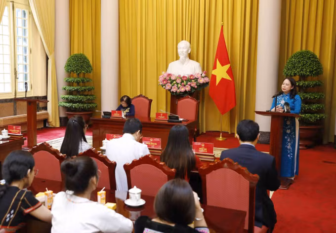 Phó Chủ tịch nước Võ Thị Ánh Xuân gặp mặt các nữ sinh dân tộc thiểu số được nhận học bổng Vừ A Dính ảnh 4