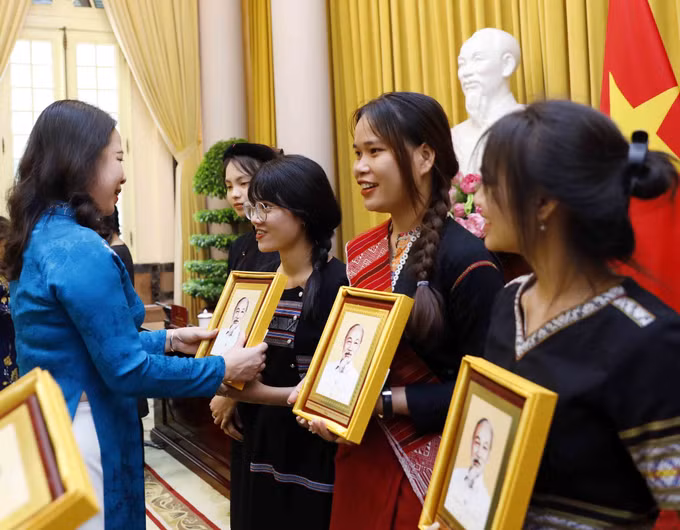 Phó Chủ tịch nước Võ Thị Ánh Xuân gặp mặt các nữ sinh dân tộc thiểu số được nhận học bổng Vừ A Dính ảnh 3