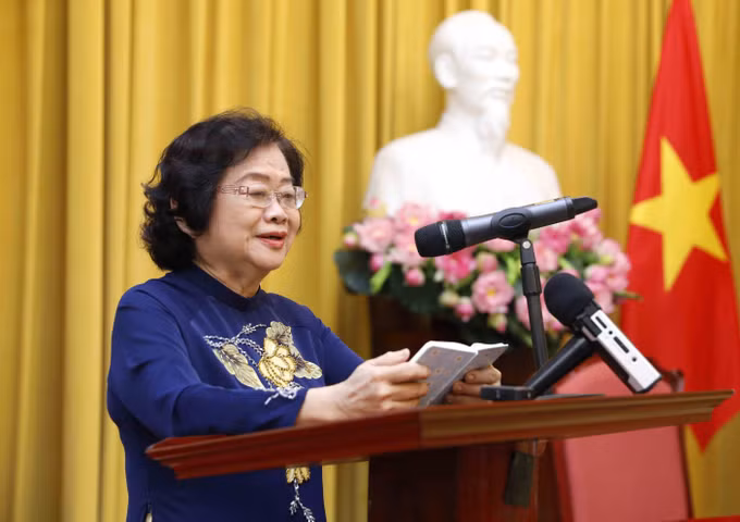 Phó Chủ tịch nước Võ Thị Ánh Xuân gặp mặt các nữ sinh dân tộc thiểu số được nhận học bổng Vừ A Dính ảnh 2