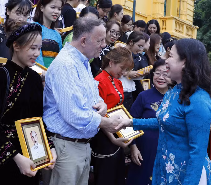 Phó Chủ tịch nước Võ Thị Ánh Xuân gặp mặt các nữ sinh dân tộc thiểu số được nhận học bổng Vừ A Dính ảnh 5