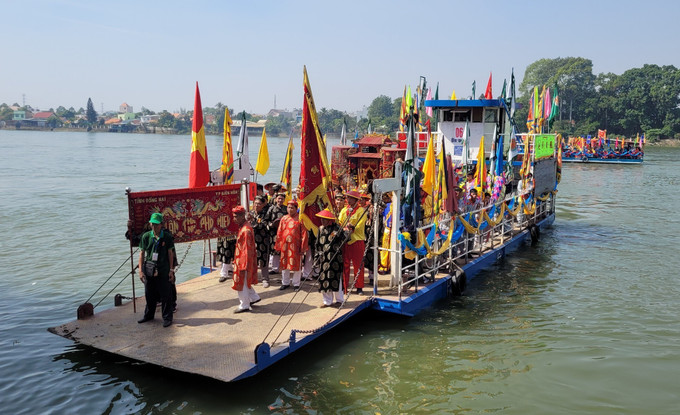 Lễ nghinh thần bằng đường thủy trên sông Đồng Nai. Ảnh: Công Phong – TTXVN Lễ hội chùa Ông - tri ân những người có công khai phá vùng đất Biên Hòa, Đồng Nai ảnh 2