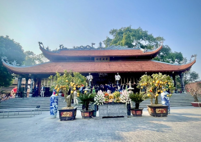 Nghi lễ dâng hương tại Lễ hội Đền Đông Cuông. Ảnh: Tuấn Anh – TTXVN Lễ công bố ghi danh Lễ hội đền Đông Cuông vào danh mục Di sản Văn hóa phi vật thể Quốc gia ảnh 3