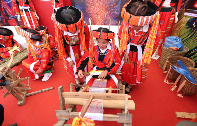 Trình diễn dệt vải truyền thống của đồng bào dân tộc Pà Thẻn, tỉnh Tuyên Quang. Ảnh: Quý Trung – TTXVN Đặc sắc văn hóa các dân tộc ít người ảnh 4