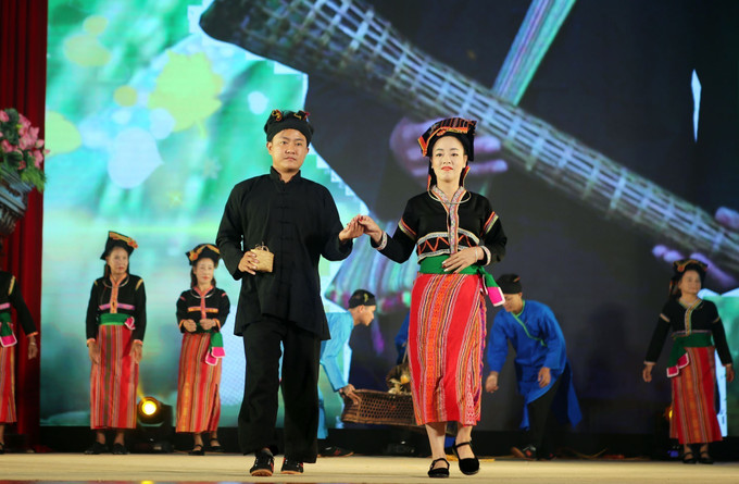 Phần trình diễn trang phục truyền thống của nam và nữ dân tộc Cống, xã Nậm Khao, huyện biên giới Mường Tè, tỉnh Lai Châu. Ảnh: Quý Trung – TTXVN Đặc sắc văn hóa các dân tộc ít người ảnh 3