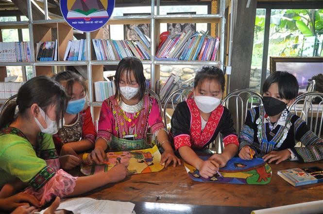 Các em tham gia vẽ tranh theo chủ đề hạnh phúc của trẻ em tại Ngày hội. Ảnh: Tuấn Anh - TTXVN "Ngày hội hạnh phúc" hướng đến xây dựng cộng đồng ngày càng tốt đẹp ở Yên Bái ảnh 1