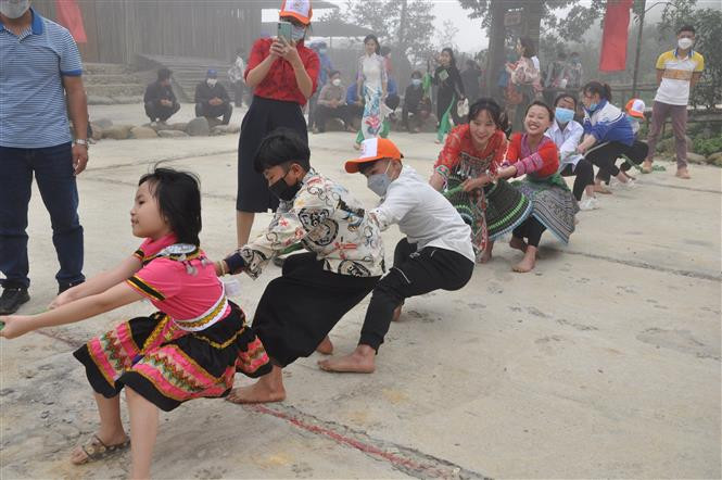 Các em thiếu nhi tham gia trò chơi kéo co tại Ngày hội hạnh phúc. Ảnh: Tuấn Anh - TTXVN "Ngày hội hạnh phúc" hướng đến xây dựng cộng đồng ngày càng tốt đẹp ở Yên Bái ảnh 3