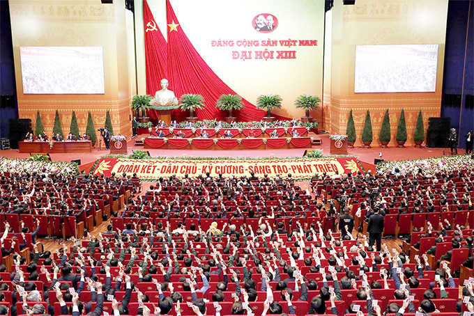 Các đại biểu biểu quyết thông qua Nghị quyết Đại hội XIII Đảng Cộng sản Việt Nam. Ảnh: TTXVN Phát triển vùng vì cả nước (Bài 1) ảnh 1