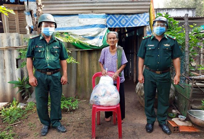 Bộ đội Biên phòng Sóc Trăng tặng quà cho chùa và hộ Khmer nghèo ven biển Vĩnh Châu. Ảnh: TTXVN Phát triển vùng vì cả nước (Bài cuối) ảnh 4
