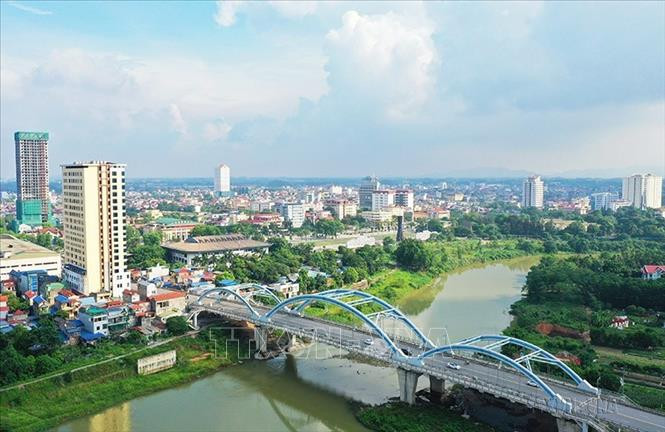 Cầu Bến Tượng bắc qua sông Cầu, thành phố Thái Nguyên, mới được xây dựng từ nguồn vốn Ngân hàng Thế giới. Ảnh: Hoàng Nguyên - TTXVN Phát triển vùng vì cả nước (Bài cuối) ảnh 2