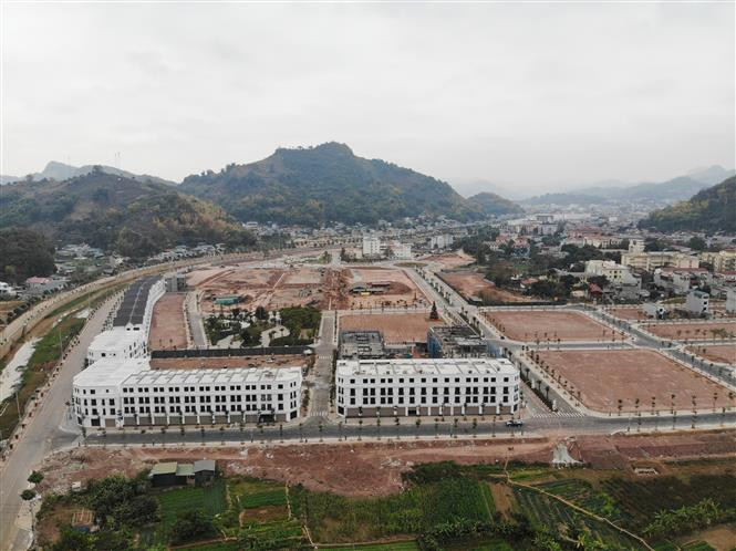 Một khu đô thị đang được triển khai xây dựng, tạo diện mạo mới cho thành phố Sơn La. Ảnh: Hữu Quyết - TTXVN Phát triển vùng vì cả nước (Bài 1) ảnh 2