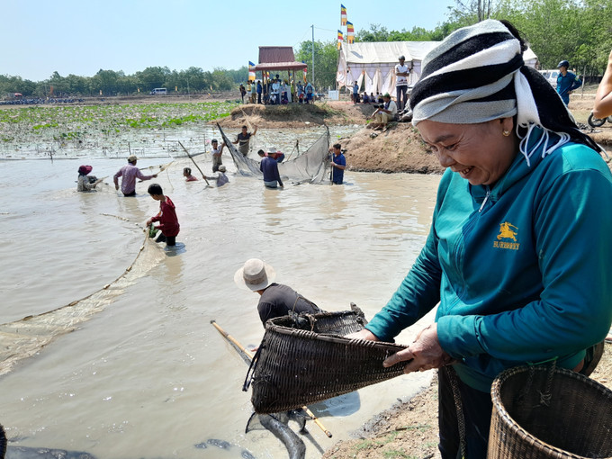 Lễ hội Phá Bàu của dân tộc Khmer có từ xưa và được xã Lộc Khánh cố gắng khôi phục. Năm 2019, Bộ Văn hóa, Thể thao và Du lịch công nhận Lễ hội là Di sản văn hóa phi vật thể cấp Quốc gia. Ảnh: K GỬIH - TTXVN Lễ hội Phá Bàu - nét văn hóa độc đáo của dân tộc Khmer ảnh 3