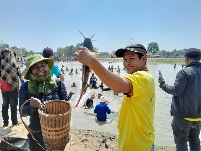 Đến nay, Lễ hội Phá Bàu đã tổ chức được 3 năm, thu hút đông đảo đồng bào và du khách gần xa tham dự. Ảnh: K GỬIH - TTXVN Lễ hội Phá Bàu - nét văn hóa độc đáo của dân tộc Khmer ảnh 4
