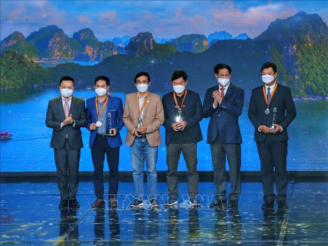 Đồng chí Lê Quốc Minh, Uỷ viên Trung ương Đảng, Tổng biên tập Báo Nhân Dân và đồng chí Huỳnh Tấn Việt, Uỷ viên Trung ương Đảng, Bí thư Đảng uỷ Khối các cơ quan Trung ương trao giải Nhì cho các tác giả đoạt giải. Ảnh: Tuấn Đức - TTXVN Trao giải Cuộc thi ảnh nghệ thuật cấp quốc gia “Tổ quốc bên bờ sóng” ảnh 1
