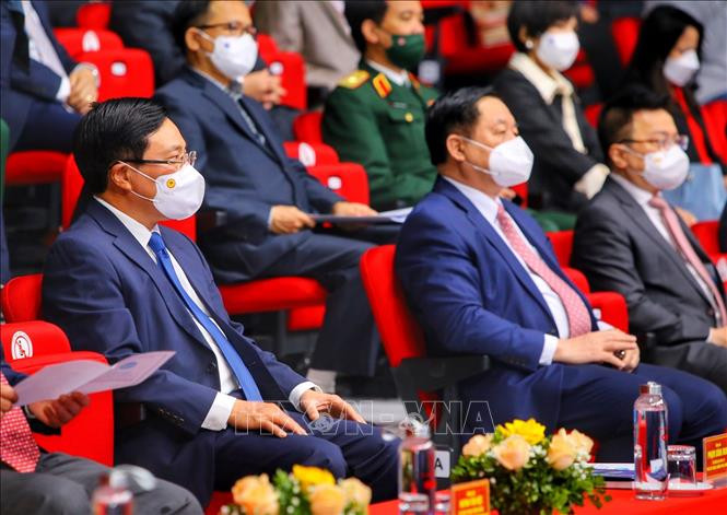 Phó Thủ tướng Thường trực Phạm Bình Minh, Trưởng Ban Tuyên giáo Trung ương Nguyễn Trọng Nghĩa tham dự buổi lễ. Ảnh: Tuấn Đức - TTXVN Trao giải Cuộc thi ảnh nghệ thuật cấp quốc gia “Tổ quốc bên bờ sóng” ảnh 2