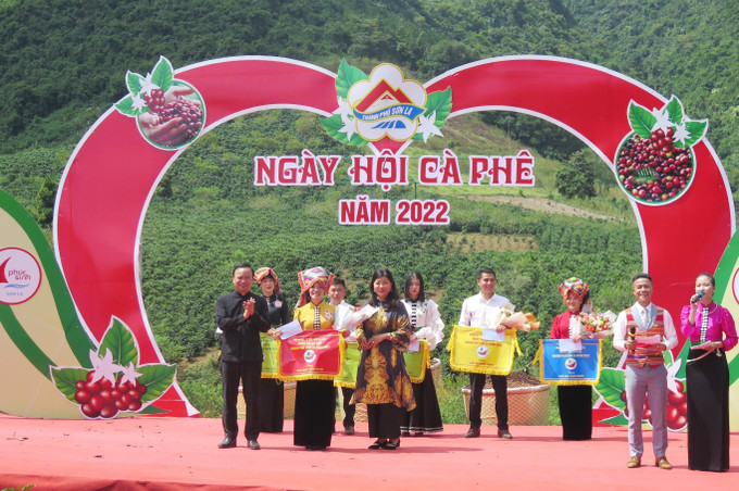 Ban tổ chức trao giải Nhất toàn đoàn cho đội thi xã Chiềng Cọ. Ảnh: Nguyễn Cường - TTXVN. Nâng tầm thương hiệu cà phê Sơn La ảnh 4