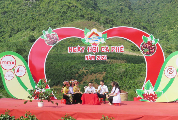 Đội xã Chiềng Sinh, thành phố Sơn La, tỉnh Sơn La, thi kiến thức gắn với phát triển sản xuất cà phê tại Ngày hội. Ảnh: Nguyễn Cường - TTXVN Nâng tầm thương hiệu cà phê Sơn La ảnh 1