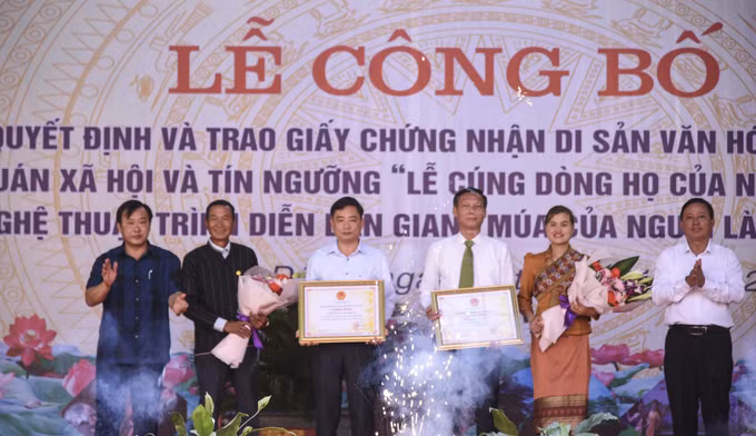 “Lễ cúng dòng họ của người Mông trắng” và “Múa của người Lào” được công nhận Di sản quốc gia ảnh 2