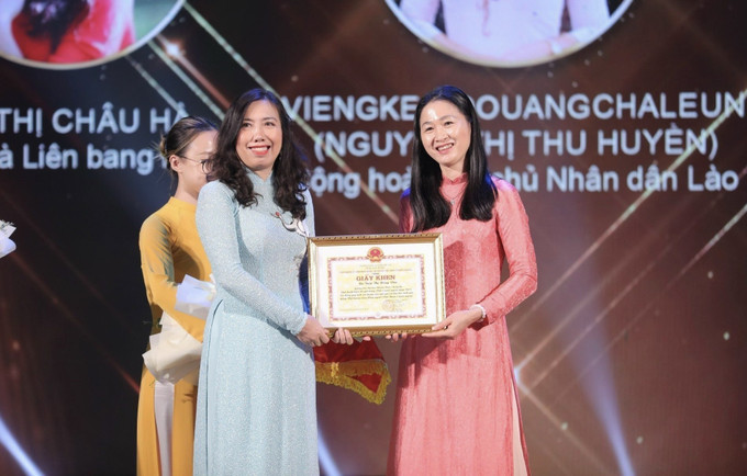 Thứ trưởng Bộ Ngoại giao Lê Thị Thu Hằng, Chủ nhiệm Ủy ban Nhà nước về người Việt Nam ở nước ngoài đã trao Giấy khen tặng các thí sinh xuất sắc đạt danh hiệu Sứ giả tiếng Việt ở nước ngoài trong Cuộc thi “Tìm kiếm Sứ giả tiếng Việt ở nước ngoài năm 2023”. Ảnh: TTXVN phát Tiếng Việt - niềm tự hào, phát huy tự tôn dân tộc của cộng đồng người Việt Nam ở nước ngoài ảnh 5
