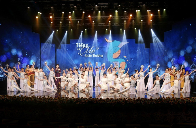Chương trình văn nghệ tại gala. Ảnh: TTXVN phát Tiếng Việt - niềm tự hào, phát huy tự tôn dân tộc của cộng đồng người Việt Nam ở nước ngoài ảnh 2
