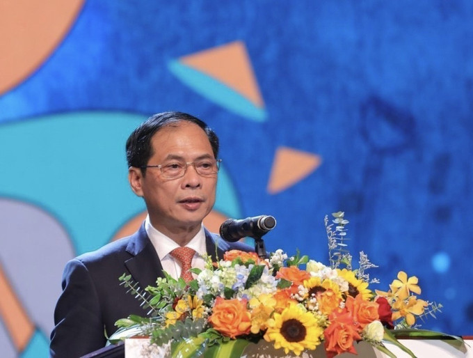 Bộ trưởng Bộ Ngoại giao Bùi Thanh Sơn phát biểu khai mạc. Ảnh: TTXVN phát Tiếng Việt - niềm tự hào, phát huy tự tôn dân tộc của cộng đồng người Việt Nam ở nước ngoài ảnh 1