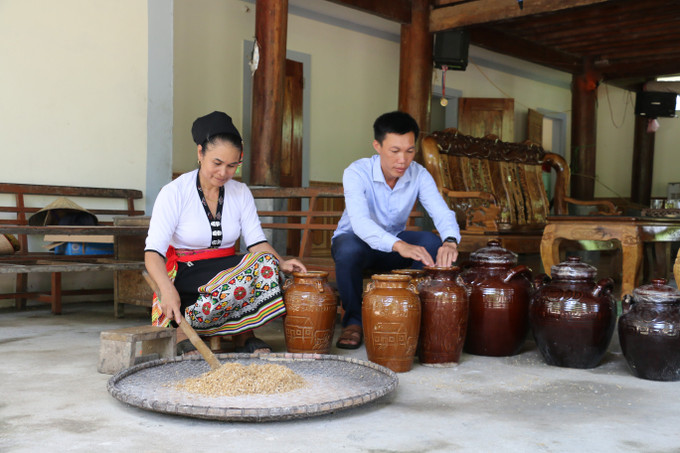 Làm rượu cần truyền thống ở bản Phảy, xã Tiên Kỳ, huyện Tân Kỳ, tỉnh Nghệ An. Ảnh: Bích Huệ - TTXVN Hiệu quả ba Chương trình mục tiêu quốc gia tại Nghệ An ảnh 2