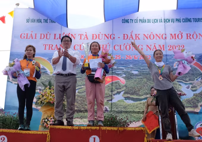 Đắk Nông: Hàng nghìn du khách đến Vườn Quốc gia Tà Đùng xem giải đấu dù lượn ảnh 6