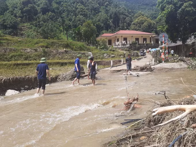 Yên Bái: Mưa lũ, sập trôi 1 nhà, hỏng 3 công trình thủy lợi ở huyện Văn Chấn ảnh 2