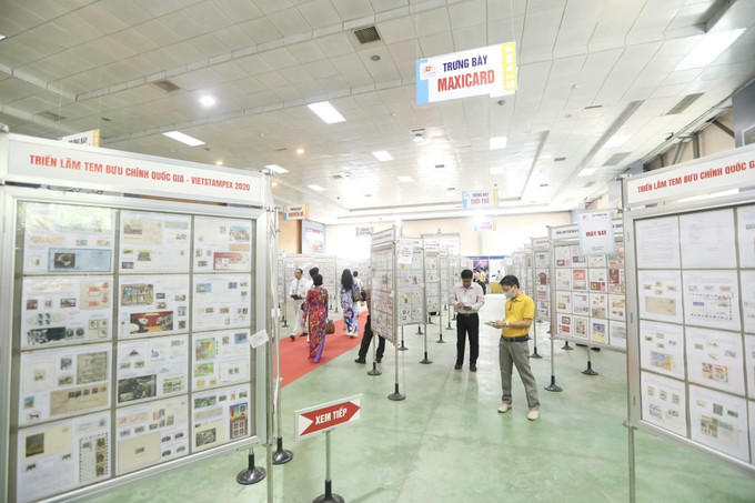 Khách tham quan triển lãm tem bưu chính quốc gia Vietstampex 2022. Ảnh: Minh Quyết – TTXVN Triển lãm Tem bưu chính quốc gia -tạo dựng không gian văn hóa về tem ảnh 1