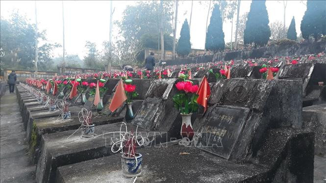 Nghĩa trang Liệt sỹ Quốc gia Vị Xuyên (Hà Giang), có 1.782 anh hùng liệt sỹ và một mộ tập thể, trong đó có hơn 1.500 liệt sỹ đã anh dũng chiến đấu, hy sinh trong cuộc chiến bảo vệ biên giới phía Bắc của Tổ quốc. Ảnh: Nguyễn Chiến – TTXVN Kỷ niệm 43 năm Cuộc chiến đấu bảo vệ biên giới phía Bắc của Tổ quốc: Về đây đồng đội ơi (Bài 1) ảnh 3