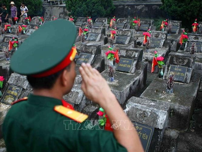 Tháng 7 tri ân, những cựu binh năm xưa cùng về Nghĩa trang liệt sỹ quốc gia Vị Xuyên để thắp nén hương thơm tưởng nhớ những đồng đội đã ngã xuống. Ảnh: Thanh Tùng-TTXVN Kỷ niệm 43 năm Cuộc chiến đấu bảo vệ biên giới phía Bắc của Tổ quốc: Về đây đồng đội ơi (Bài 1) ảnh 5