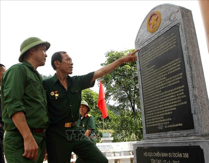 Tấm bia đá khắc lại những câu chuyện, ký ức không quên của một thời lịch sử đã qua trong Đài hương tưởng niệm các anh hùng liệt sỹ tại điểm cao 468 nằm ở lưng chừng núi Nậm Ngặt, xã Thanh Thủy, huyện Vị Xuyên, tỉnh Hà Giang. Ảnh: Thanh Tùng-TTXVN Kỷ niệm 43 năm Cuộc chiến đấu bảo vệ biên giới phía Bắc của Tổ quốc: Về đây đồng đội ơi (Bài 1) ảnh 4