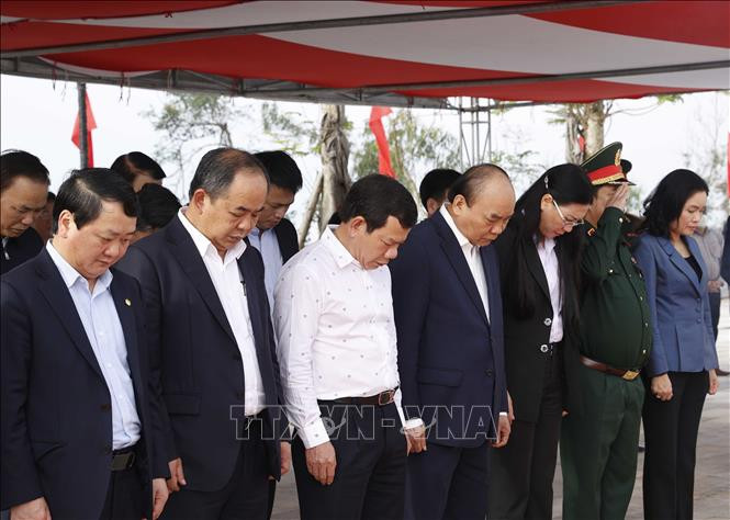 Chủ tịch nước Nguyễn Xuân Phúc dâng hương tưởng niệm cụ Huỳnh Thúc Kháng. Ảnh: Thống Nhất – TTXVN Chủ tịch nước Nguyễn Xuân Phúc dâng hương tại Khu mộ chí sỹ yêu nước Huỳnh Thúc Kháng ảnh 2