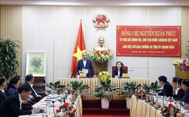 Chủ tịch nước Nguyễn Xuân Phúc phát biểu chỉ đạo trong buổi làm việc với Ban Thường vụ tỉnh ủy Quảng Ngãi. Ảnh: Thống Nhất – TTXVN Chủ tịch nước Nguyễn Xuân Phúc dâng hương tại Khu mộ chí sỹ yêu nước Huỳnh Thúc Kháng ảnh 3