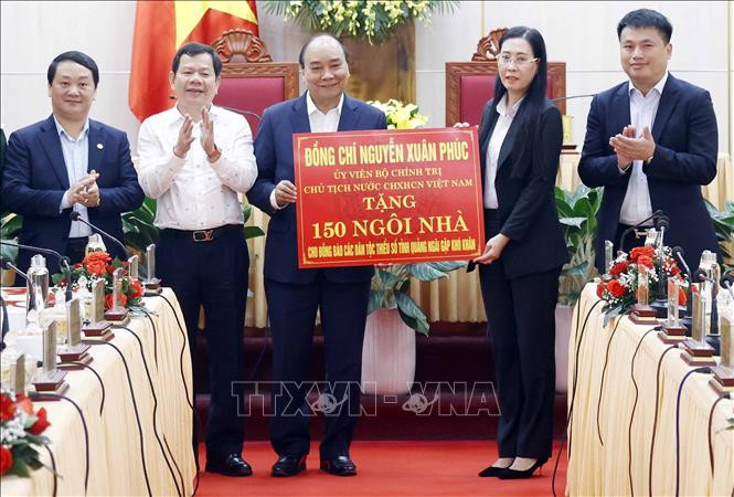 Chủ tịch nước Nguyễn Xuân Phúc tặng 150 ngôi nhà cho đồng bào dân tộc thiểu số tỉnh Quảng Ngãi gặp khó khăn. Ảnh: Thống Nhất – TTXVN Chủ tịch nước Nguyễn Xuân Phúc dâng hương tại Khu mộ chí sỹ yêu nước Huỳnh Thúc Kháng ảnh 4