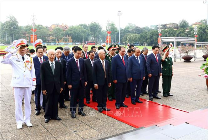 Các đồng chí lãnh đạo Đảng, Nhà nước và các đại biểu đặt vòng hoa và vào Lăng viếng Chủ tịch Hồ Chí Minh. Ảnh: An Đăng - TTXVN Kỷ niệm 132 năm Ngày sinh Chủ tịch Hồ Chí Minh: Lãnh đạo Đảng, Nhà nước vào Lăng viếng Bác ảnh 2