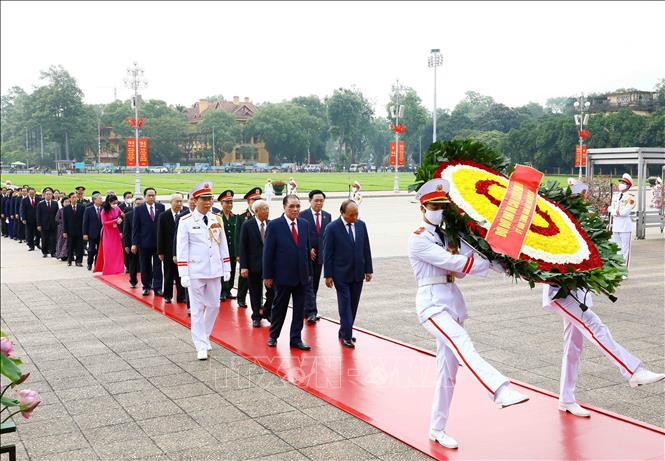 Các đồng chí lãnh đạo Đảng, Nhà nước và các đại biểu đặt vòng hoa và vào Lăng viếng Chủ tịch Hồ Chí Minh. Ảnh: An Đăng - TTXVN Kỷ niệm 132 năm Ngày sinh Chủ tịch Hồ Chí Minh: Lãnh đạo Đảng, Nhà nước vào Lăng viếng Bác ảnh 1