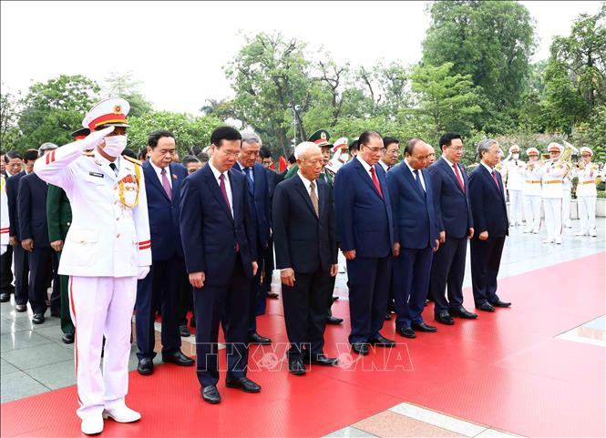 Các đồng chí lãnh đạo Đảng, Nhà nước tưởng niệm các Anh hùng liệt sỹ. Ảnh: An Đăng - TTXVN Kỷ niệm 132 năm Ngày sinh Chủ tịch Hồ Chí Minh: Lãnh đạo Đảng, Nhà nước vào Lăng viếng Bác ảnh 3