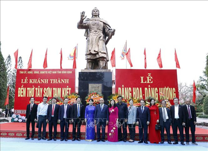 Chủ tịch nước Nguyễn Xuân Phúc chụp ảnh chung với các đại biểu. Ảnh: Thống Nhất-TTXVN Chủ tịch nước Nguyễn Xuân Phúc dự lễ khánh thành Đền thờ Tây Sơn Tam Kiệt ảnh 2