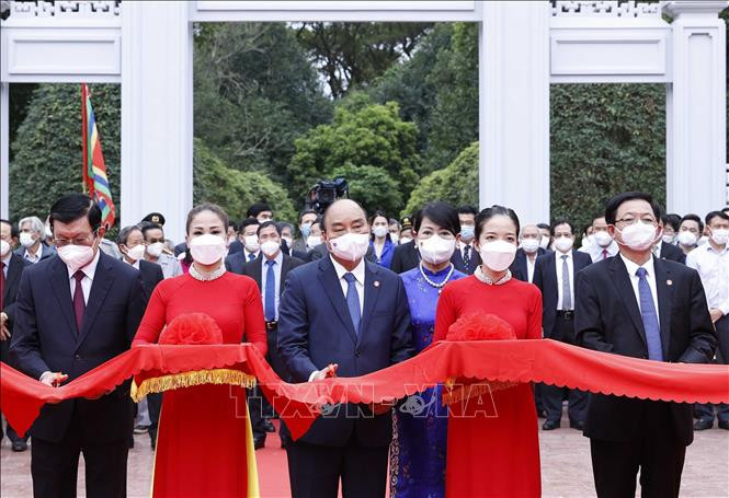 Chủ tịch nước Nguyễn Xuân Phúc và các đại biểu thực hiện nghi thức cắt băng khánh thành Đền thờ Tây Sơn Tam Kiệt. Ảnh: Thống Nhất - TTXVN Chủ tịch nước Nguyễn Xuân Phúc dự lễ khánh thành Đền thờ Tây Sơn Tam Kiệt ảnh 1