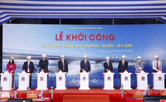 Chủ tịch nước Nguyễn Xuân Phúc và các đại biểu nhấn nút khởi công dự án. Ảnh: Thống Nhất – TTXVN Chủ tịch nước Nguyễn Xuân Phúc dự lễ khánh thành Đền thờ Tây Sơn Tam Kiệt ảnh 4
